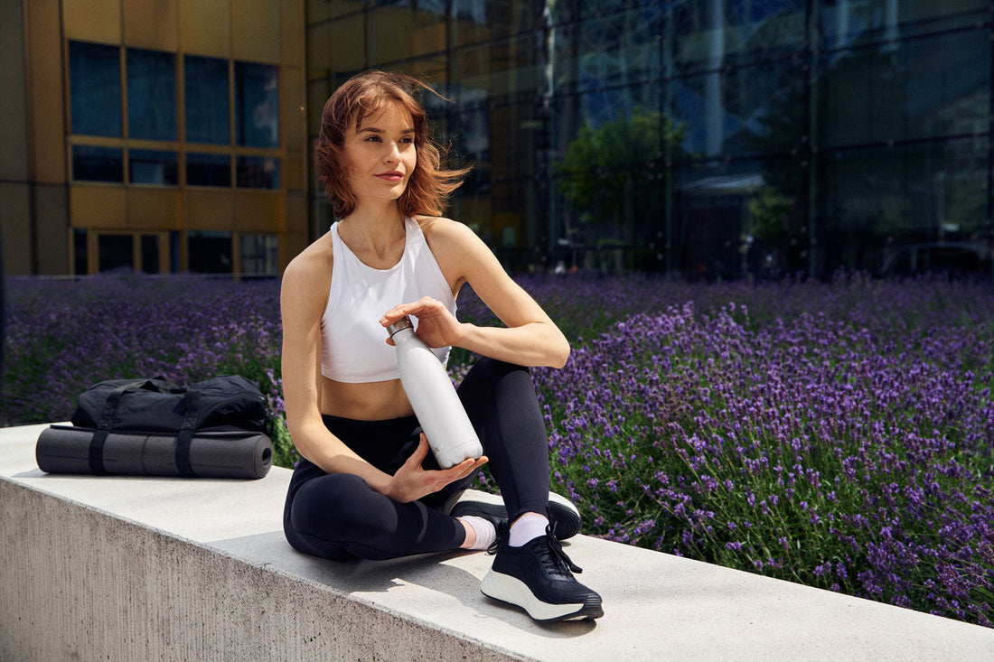 Fit mit der FLSK Trinkflasche