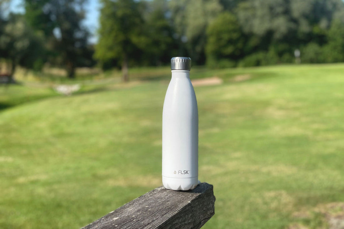 Platzreife garantiert: Golfen mit der FLSK Trinkflasche