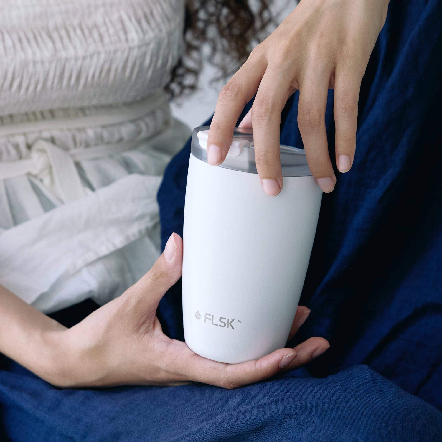 Frau hält FLSK Kaffeebecher mit 350 ml Füllmenge