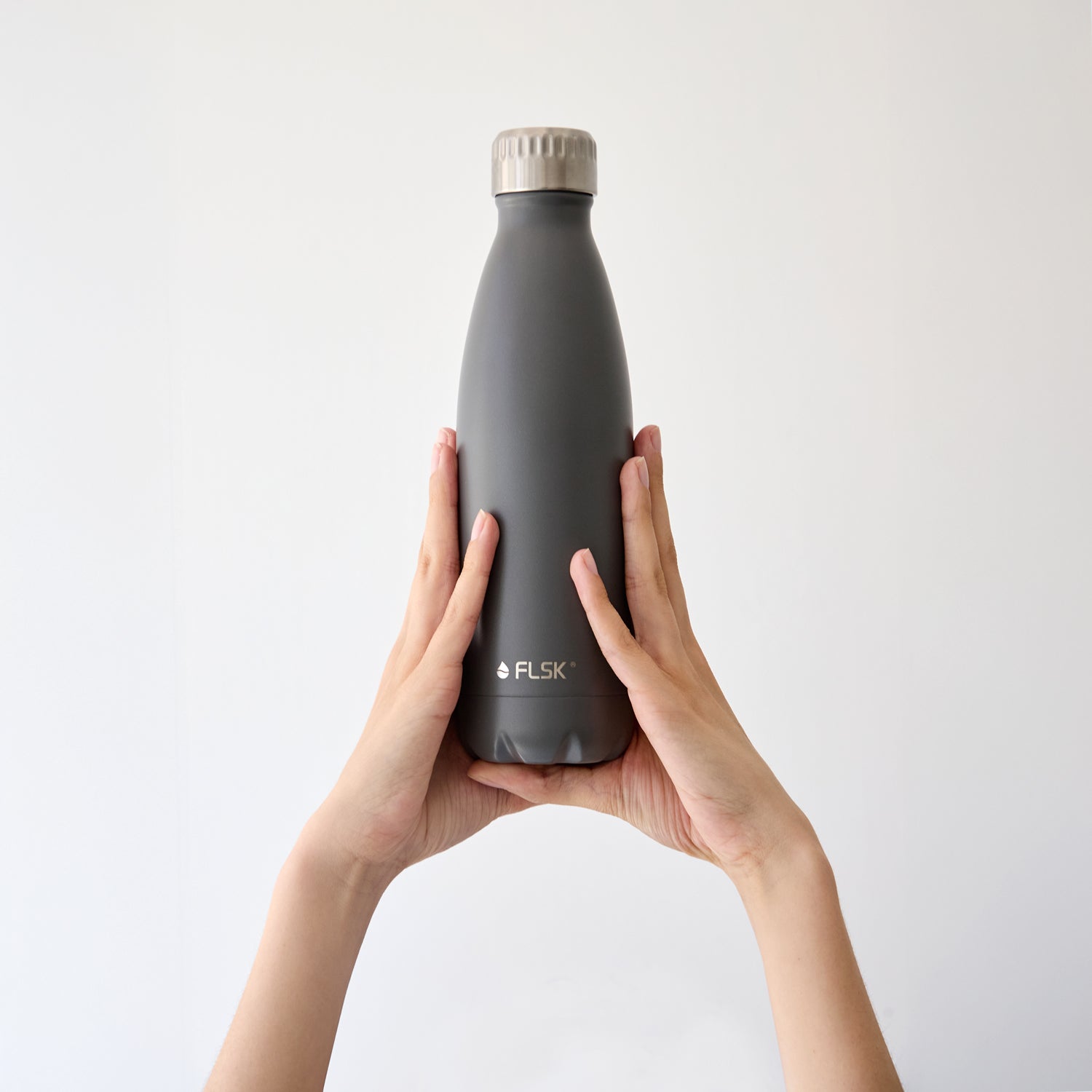 Frauenhände präsentieren FLSK Flasche 500 ml